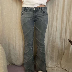Lågmidjade jeans - Jeans med coola detaljer! Sitter så fint i midjan 🤩
