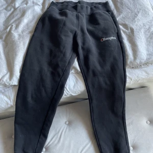 Mjukisbyxor storlek S Champion - Mjukisbyxor i storlek S från Champion i svart. De är i helt okej skick men han använts m ta det, därav det billiga priset! Passar även XS
