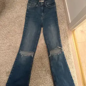 Bootcut jeans med hål vid knäna Storlek xs. Stretch. 