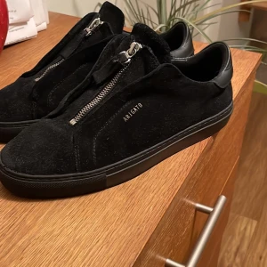 Axel arigato skor clean 90 zip - Säljer Arigatos som ser mer eller mindre nya ut.  Storlek 40  Pris: 1000kr Plats att hämta: I Göteborg