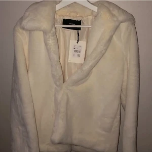 Jacka - Säljer denna supersköna fluffjackan, perfekt till höst och vår. Passar tyvärr inte mig pga för liten så aldrig använd. 🩷nypris 699, säljer för 299.