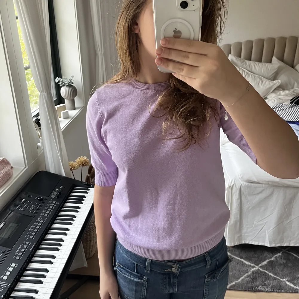 en fin lila trekvarts tröja som är köpt secondhand, lappen är borta så ser ingen storlek men skulle säga S! Inga defekter och fint skick💖 !!TRYCK PÅ KÖP NU!!. T-shirts.