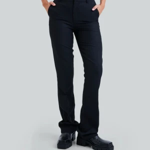 Kostymbyxor  - 🖤Svarta kostymbyxor från BikBok - medelhög midja. Använda fåtal gånger då de är för stora för mig… 