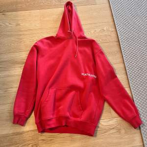 En superfin och skön röd hoodie, tjock och väldigt stilren 