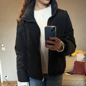 Pufferjacket  - Pufferjacket från H&M i strl Medium. Säljer då den ej används!!!