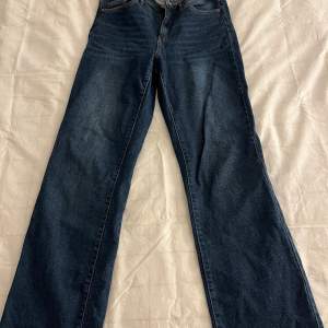 Snygga mörkblåa jeans, storlek 44. Har en lilla fläck längst ner på ena byxbenet (se bild) men går säkert att tvätta bort.
