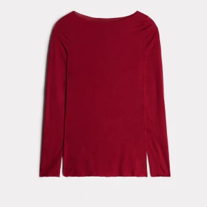 Röd intimissimi tröja - Säljer min röda intimissimi tröja som jag köpte i början av året💓 använd få gånger och säljer då den inte kommer till användning💓 strl M.