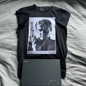 Limitato tshirt - Tjena säljer nu denna tvärfeta limitato T-shirten i storlek S ny pris är cirka 1600kr den är självklart äkta och Box följer med hör av dig vid minsta fråga eller fundering Mvh Charles