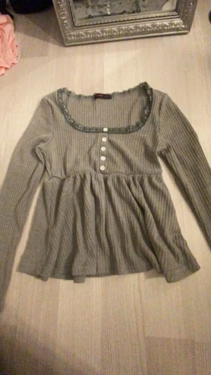 Gullig topp - En grå ribbad topp från shein med en vollang/kjol. Stolrek S men sitter mer som en Xs.