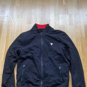 guess sweatshirt  - säljer denna guess sweatshirten nyskick