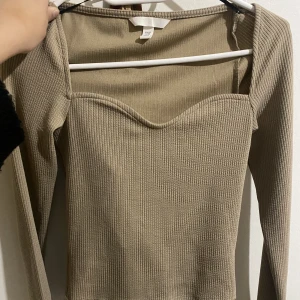 Långärmad beige tröja  - Säljer denna fina långärmade beiga tröja pågrund av att den sitter alldeles för tajt vid brösten på mig. Använt 1 gån.