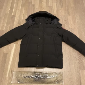 Canada Goose Wyndham  - Tja, säljer nu min helt nya och oanvända Canada Goose Wyndham. Jackan är i storlek M och är i färgen svart. Päls tillkommer vid köp. Vid minsta lilla fundering så skriver man bara privat!😀