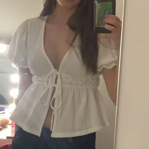 söt topp - superfin topp som tyvärr inte kommer till användning, använd vid 2 tillfällen så i princip som ny❣️