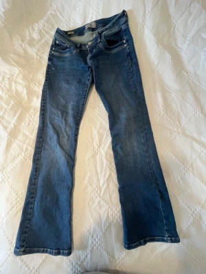 Ltb valerie  - Säljer mina ltb jeans i färgen Blue Addicted då dem tyvärr är lite för stora för mig. Dem är använda cirka tre gånger och har inga diefekter. Jag är 155 cm och dem passar perfekt i längden! Köpte för 799 men säljer för 500. Kostar 500 kr + frakt! 💘💘