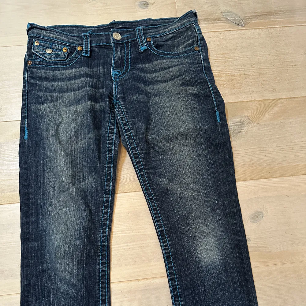 Ett par stilrena dam True Religion jeans i storlek 28 🥰. Fin passform och ytterst lite slitage. Pris kan diskuteras. Tveka inte att höra av er via DM för mer bilder/ frågor!. Jeans & Byxor.