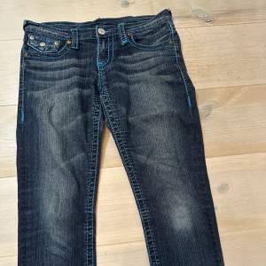 Ett par stilrena dam True Religion jeans i storlek 28 🥰. Fin passform och ytterst lite slitage. Pris kan diskuteras. Tveka inte att höra av er via DM för mer bilder/ frågor!