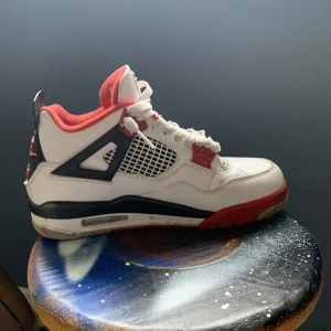 Jordan 4 fire red - För små så jag säljer dem