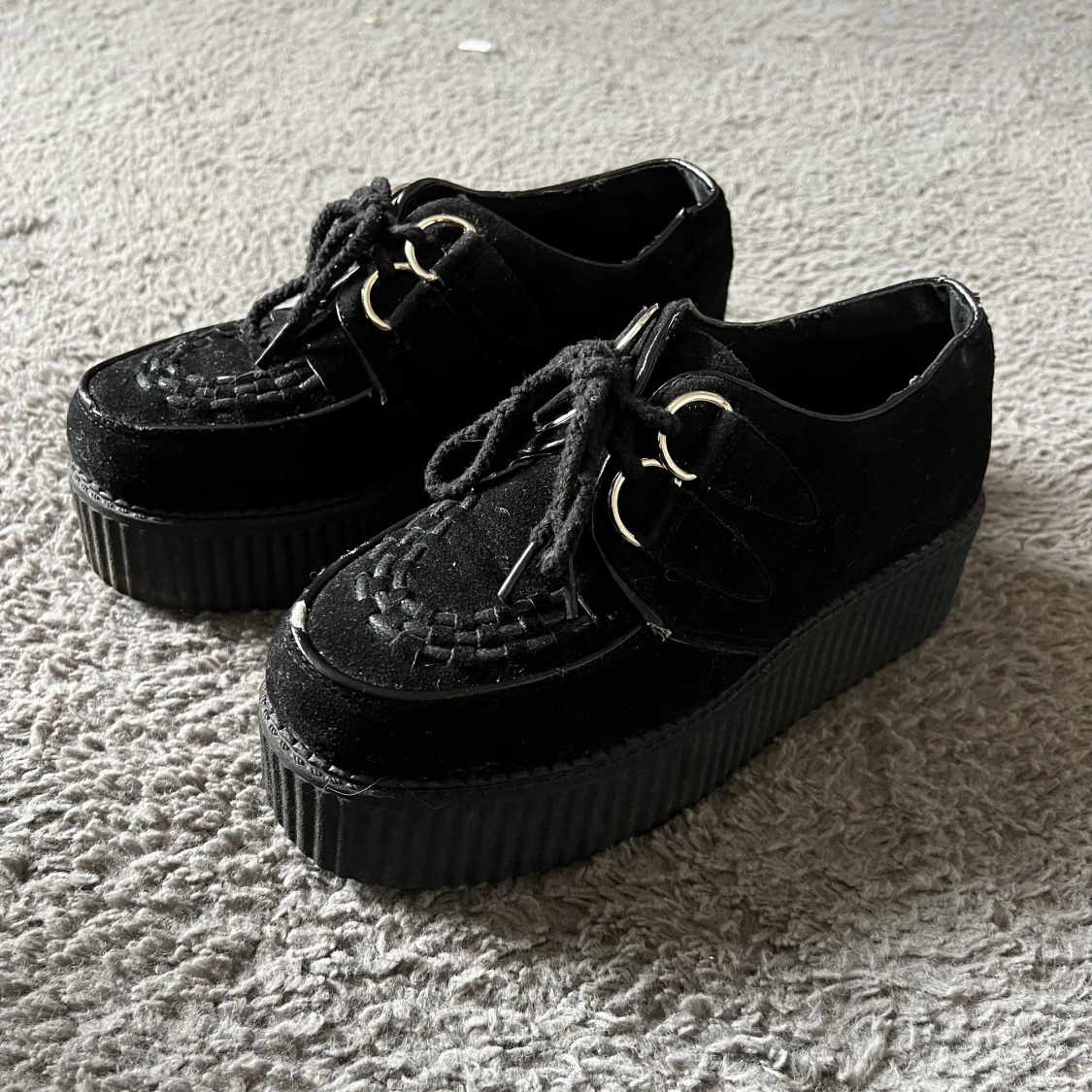 Svarta platform skor