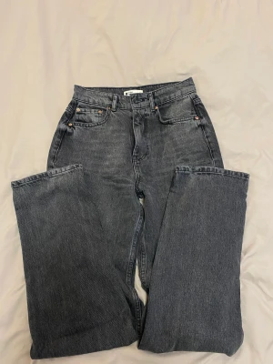 Gråa Jeans  - Ur tvättade gråa jeans från Gina  St 32