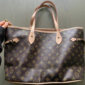 Louis Vuitton (LV) väska  I gott skick  Knappt använd   Innerficka.  Ej äkta
