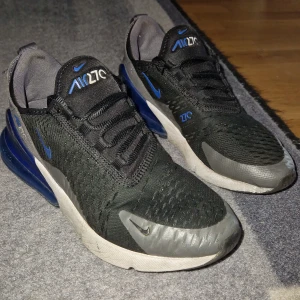 Blå,svarta 270 - Har använt de ett par gånger men har vuxit över de.Skick 9/10