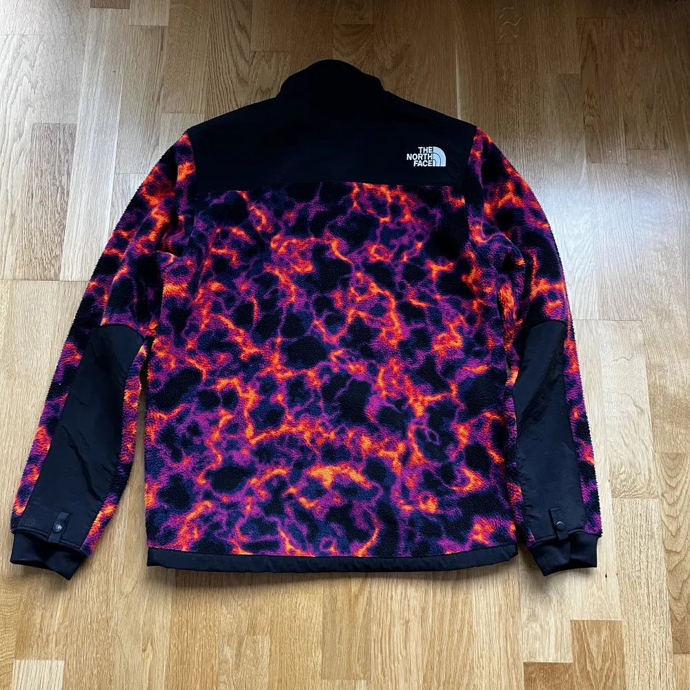 Fleece jacka från The north face med en unik och cool print.  Storlek XS  Den är varm och går bra att använda under både våren och höst/vintern. Bra skick inga fel med den.  Nypris: 1649kr. Jackor.