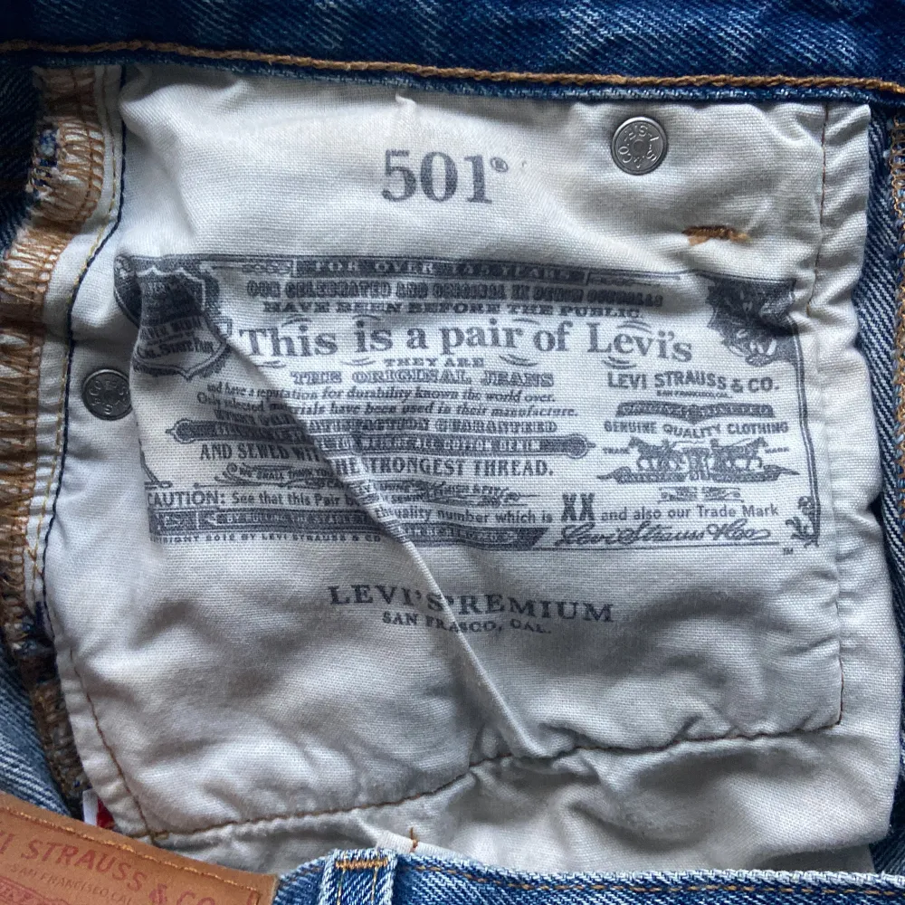 Jätte fina mid/lowrise jeans från Levis köpta förra sommaren men nästan aldrig använda. Modellen 501 i en ren tvätt❤️nypris 1200. . Jeans & Byxor.