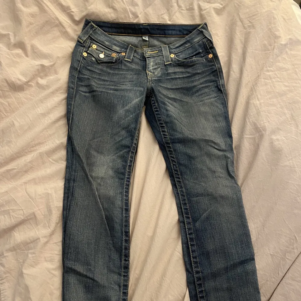 Säljer just nu mina true relegion jeans. Det är storlek 28 💕. Jeans & Byxor.