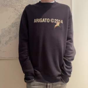 Säljer nu denna väldigt feta arigato sweatshirt i nyskick. Storlek S. Säljs inte längre men nypris låg på ca 1500.
