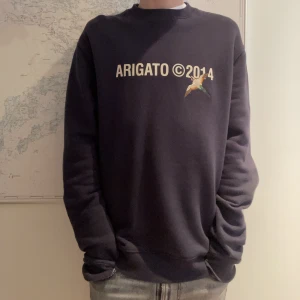 Arigato tröja - Säljer nu denna väldigt feta arigato sweatshirt i nyskick. Storlek S. Säljs inte längre men nypris låg på ca 1500.