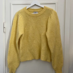 Stickad tröja - Stickad tröja med bredare krage. Endast testad