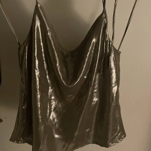 Fin festtopp - JÄTTE söt festtopp i metalic guld, Bra skick! 🍸⚡️