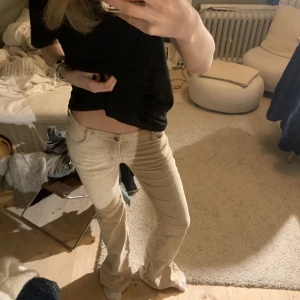 Sandfärgade jeans - Skit coola lowwaisted/bootcut sandfärgade jeans med fina detaljer 🫶🏼