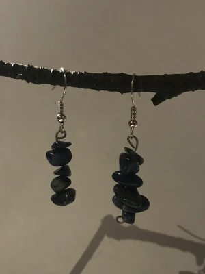 Blå kristallörhängen  - Fina handgjorda örhängen!! Kristallerna är cirka 2,5 centimeter. Hela örhänget är cirka 4,5 centimeter.