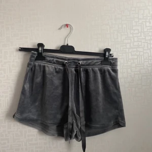 Grå mjukisshorts - Grå mjukisshorts i velourtyg