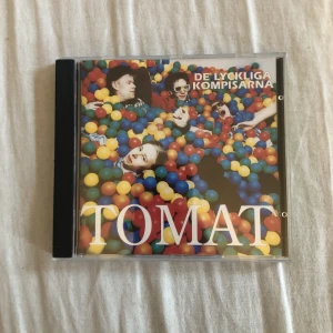tomat - de lyckliga kompisarna  - begagnat fint skick. ⭐️  tar ej köp nu!!! betalning via swish i privat chatt. frakt tillkommer på 45kr ifall du ej kan mötas upp i östersund.