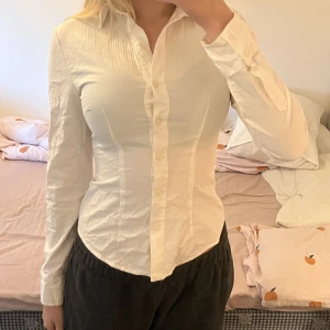 brandy melville skjorta - jättesnygg skjorta från brandy melville! har liksom ett litet rutigt mönster. använd cirka 2-3 gånger, men i jättebra skick. säljer då den är lite för liten på mig 💓