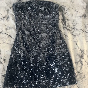 Bandeau klänning - Superfin glittrig bandeauklänning från berskha💗 använd max två gånger och köpt på zalando för 180kr.  Strl S Kan mötas upp i Stockholm innerstad eller frakta💗 