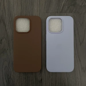 iphone 15 pro skal - Två oanvända skal till iphone 15 pro. Brunt & lila. Säljer helst båda tillsammans för 30kr!