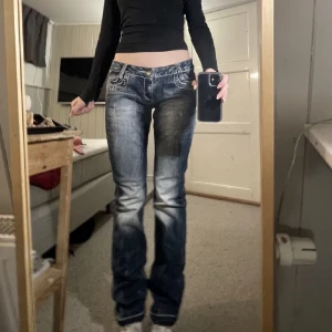 Cipo & Baxx Jeans - Ett par jättefina jeans som jag köpte här på Plick men som jag inte använder för att de inte passar på mig. Byxorna är i bra skick men är lite slitna längst ner. Skriv till mig för mått❤️(bild 1 är inte min bild)