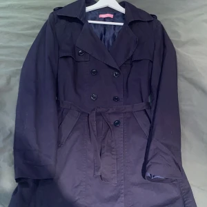 Kappa - Superfin och lagom lång marinblå kappa i bra skick. Skulle säga att den passa nån mellan S och M beroende på hur tajt man knyter bandet. Möljligen en L.