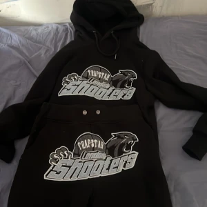 Trapstar dress  - Jag säljer den här trapstar dressen i storlek XS för 2000kr som jag har köpt för 5700kr och du får med kvitto. 