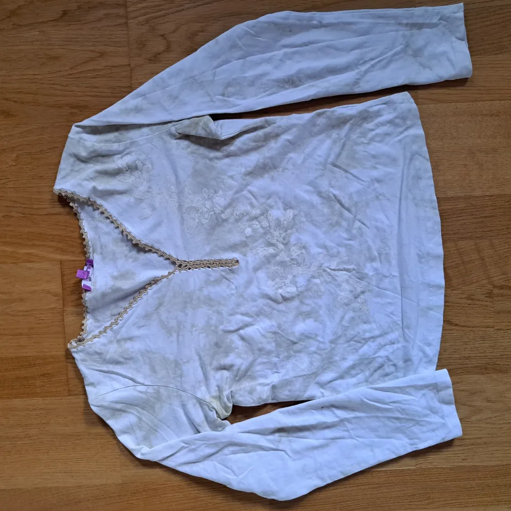 En jättefin långärmad tröja med vit och beige tie dye mönster och tryck. I t-shirt matrial med virkad kant. Står storlek large men passar som en M.. Tröjor & Koftor.