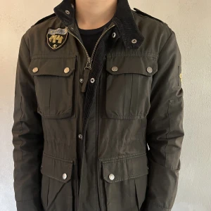 Morris Field jacka  - PONDUS!  Tja, säljer min sjukt snygga och stilrena field jacka från Morris. En av de mest trendiga jackorna just nu och man kliver med pondus när man använder den!  Storlek M fits L