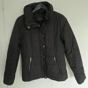 jacka  - Svart vinterjacka från Vila