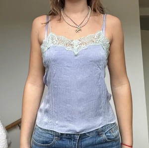 Zaratopp - Jättesöt sommartopp från Zara! Blålila med mintgrön spetsdetalj. Väl använd men i bra skick😇