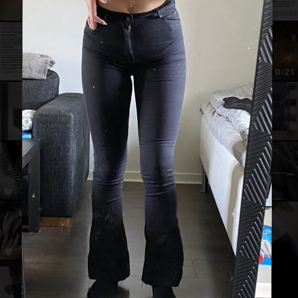 Bootcut jeans ifrån Gina tricot i stl XS. Säjer dom då dom är för korta i benen. Jag är 170 så dom borde passa om man är 165 eller kortare ☺️. Jeans & Byxor.