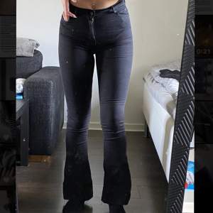 Bootcut jeans ifrån Gina tricot i stl XS. Säjer dom då dom är för korta i benen. Jag är 170 så dom borde passa om man är 165 eller kortare ☺️