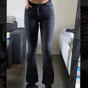 Bootcut jeans  - Bootcut jeans ifrån Gina tricot i stl XS. Säjer dom då dom är för korta i benen. Jag är 170 så dom borde passa om man är 165 eller kortare ☺️
