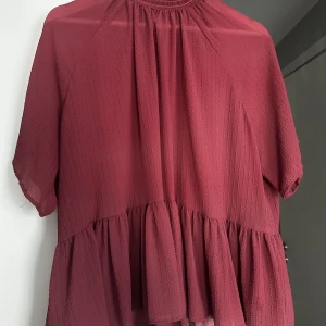 Turtleneck blus  - Turtleneck blus, tunn något genomskinlig. Använd fåtal gånger 